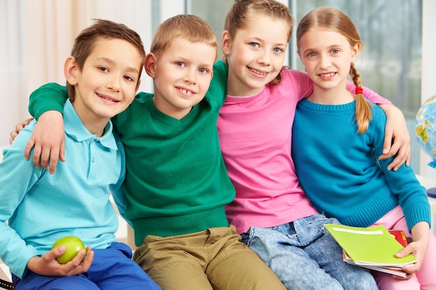 alunos do ensino fundamental feliz, abraçando