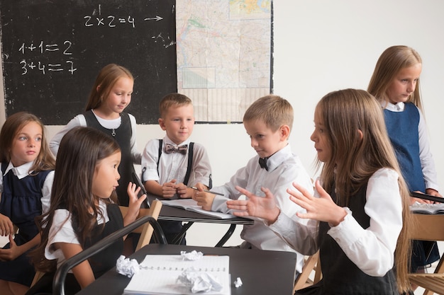 Foto grátis alunos em sala de aula na lição.