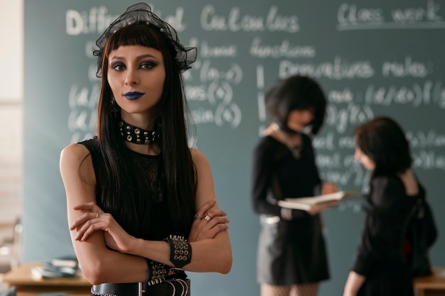 Foto grátis alunos góticos na escola na sala de aula