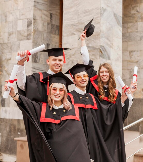 Alunos graduados felizes