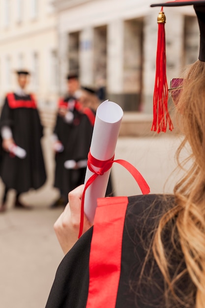 Foto grátis alunos na cerimônia de formatura