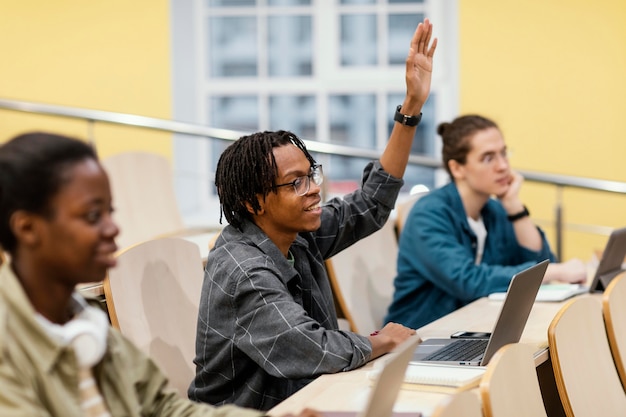 Alunos prestando atenção na aula