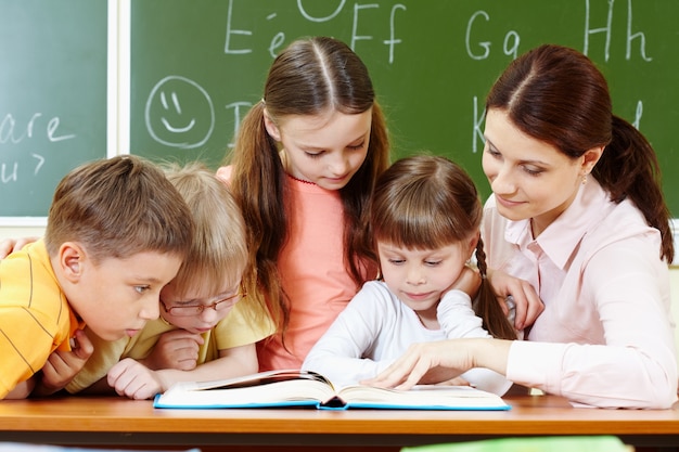 Foto grátis alunos prestando atenção