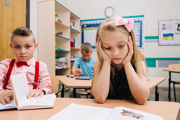 Alunos que estudam na sala de aula