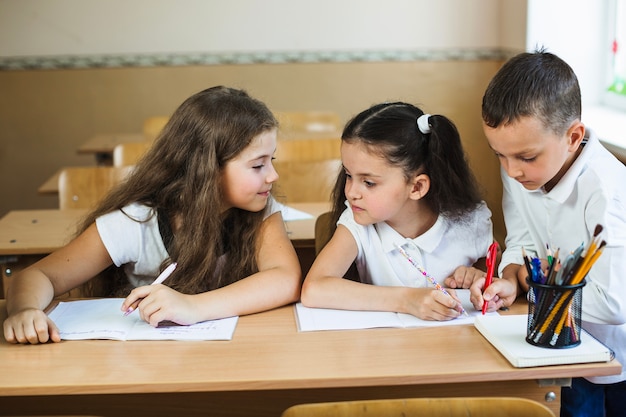 Alunos que estudam na sala de aula