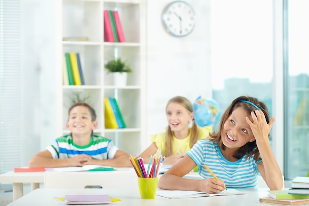 Alunos que têm o divertimento na sala de aula