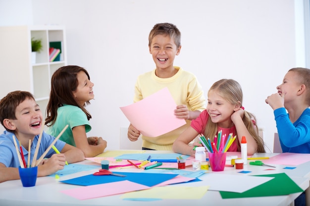 Foto grátis alunos que têm o divertimento