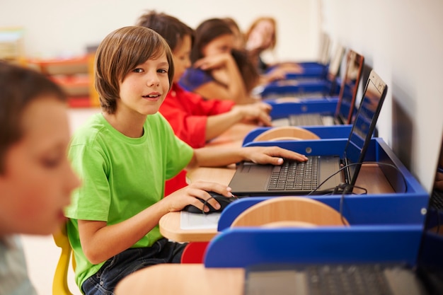 Foto grátis alunos sentados na aula de ciência da computação