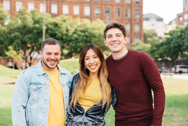 Alunos sorrindo para a câmera no campus da faculdade