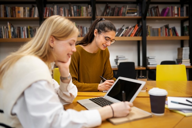 Alunos trabalhando em grupo de estudo