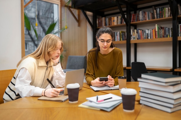 Alunos trabalhando em grupo de estudo