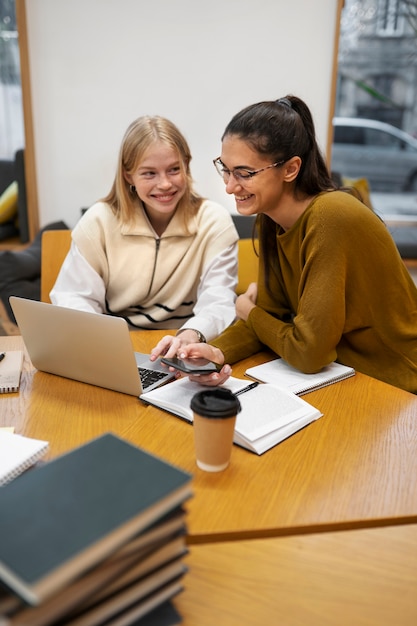 Foto grátis alunos trabalhando em grupo de estudo