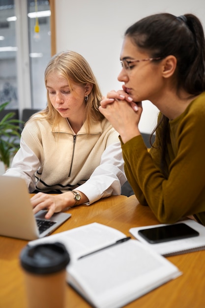 Alunos trabalhando em grupo de estudo