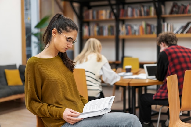 Foto grátis alunos trabalhando em grupo de estudo