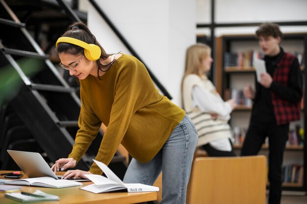 Alunos trabalhando em grupo de estudo