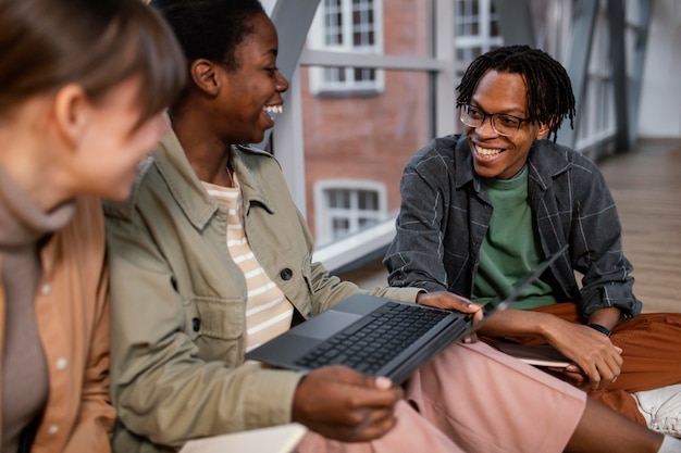 Alunos trabalhando juntos em um projeto