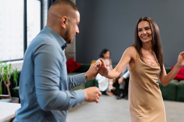 Foto grátis amadores latinos a dançar salsa.