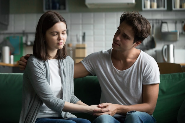 Amando compreensão namorado reconfortante consolando triste namorada sentindo empatia compaixão