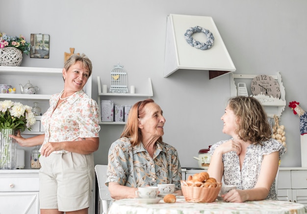 Foto grátis amando multi geração mulheres gastando tempo uns com os outros