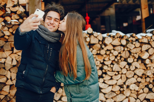 Amando o casal dançando em um parque de inverno