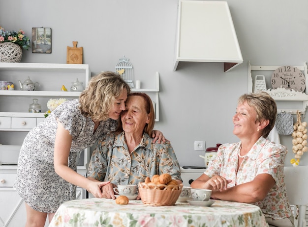 Amando três mulheres de geração tomando café da manhã juntos