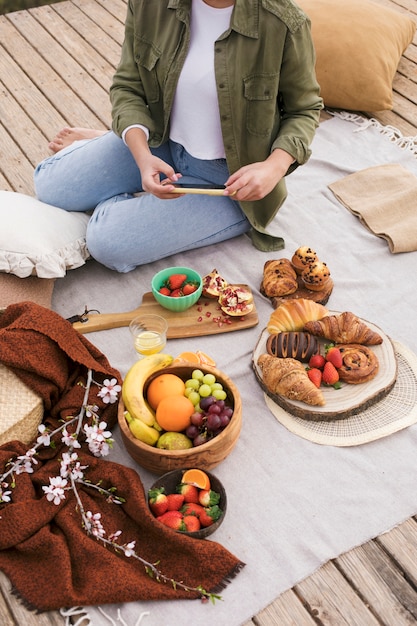 Foto grátis amante de comida com comida deliciosa de alto ângulo