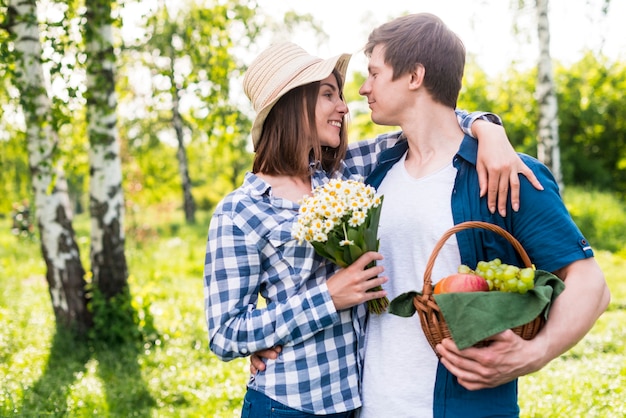 Amantes, apreciando um ao outro no parque