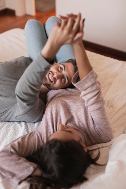 Foto grátis amantes de mãos dadas dentro de casa