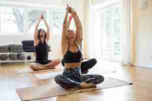 Foto grátis amantes pacíficos do yoga que treinam no gym