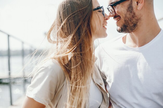 Amantes ternos e alegres estão se divertindo no lago