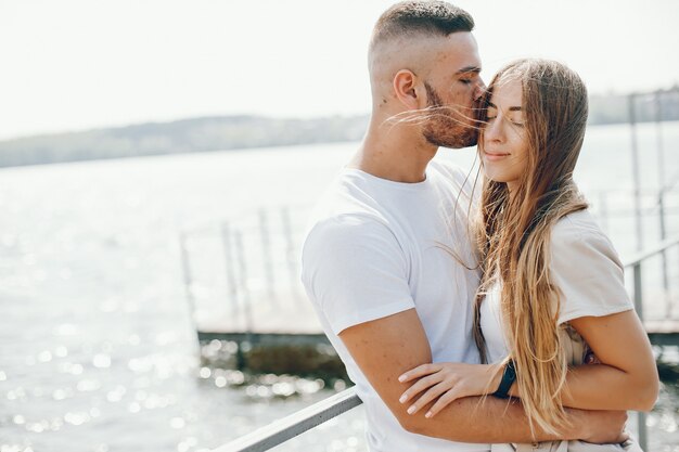 amantes ternos e alegres estão se divertindo no lago