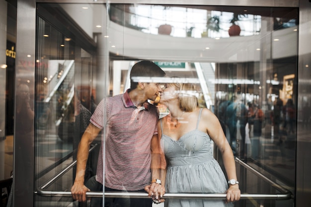 Amar casal se beijando em um elevador