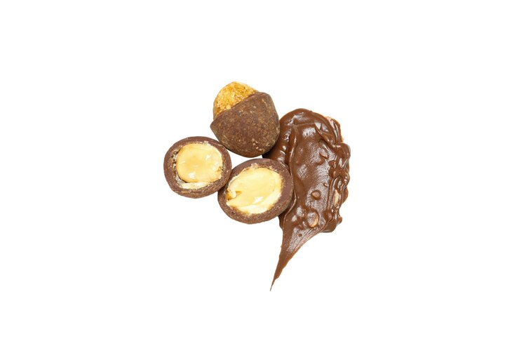 Foto grátis amêndoas de png em chocolate isoladas em fundo branco
