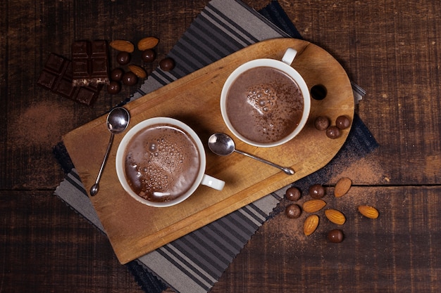 Amêndoas e vista superior de chocolate quente