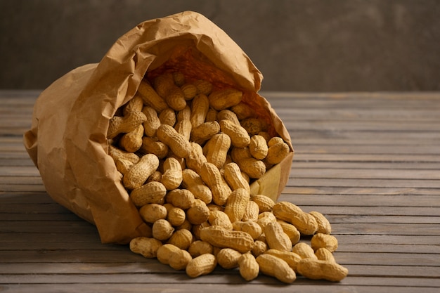 Foto grátis amendoim de alto ângulo no saco