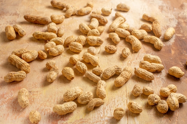 Amendoim fresco em madeira de mesa, amendoim, amendoim e avelã