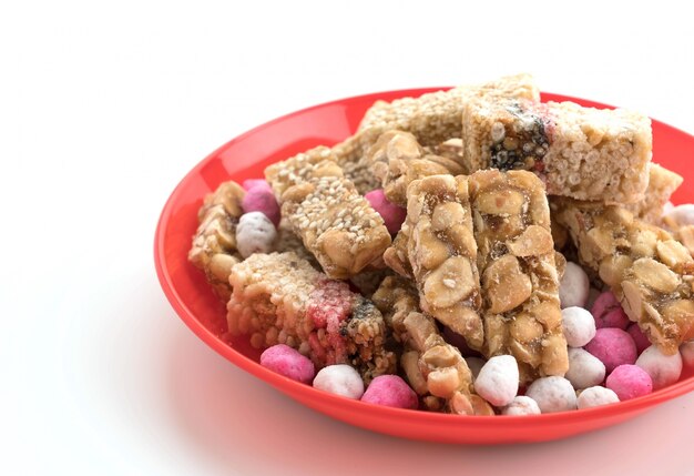 Amendoim tradicional com petiscos chineses e barras de doces de gergelim