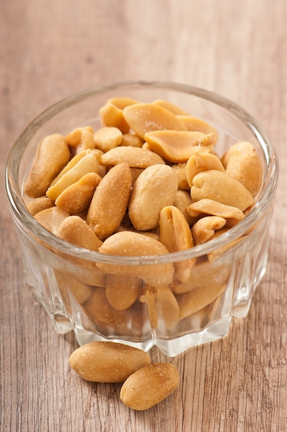 Amendoins rachados e secos em um copo