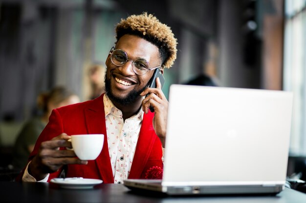 Americano africano em um café