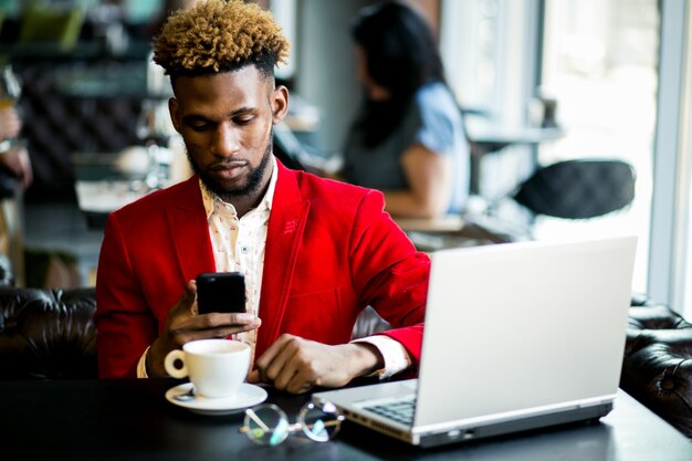 Americano africano em um café