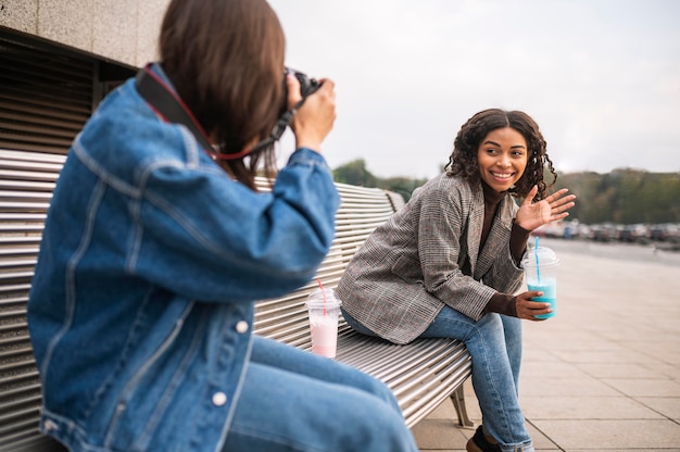 Foto grátis amigas ao ar livre com uma câmera