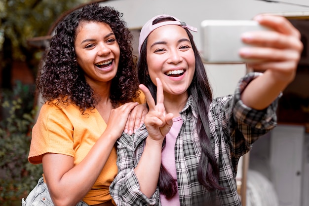 Amigas felizes tirando uma selfie