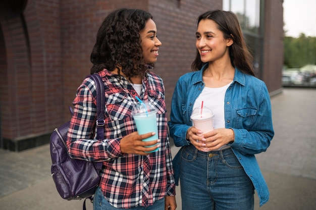 Foto grátis amigas juntas ao ar livre