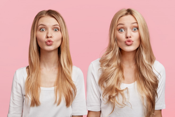 Foto grátis amigas loiras vestidas de branco