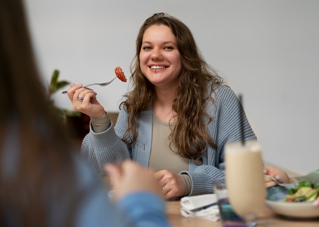 Amigas plus size passando um tempo juntas em um restaurante