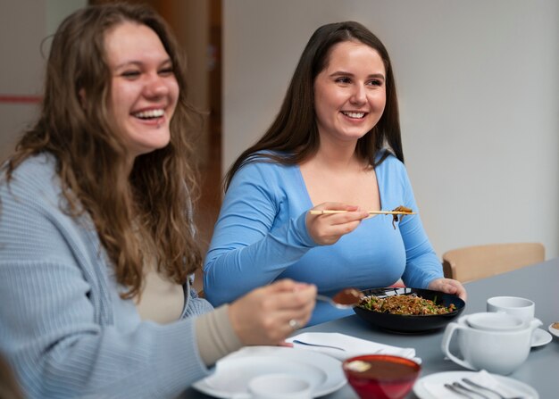 Amigas plus size passando um tempo juntas em um restaurante