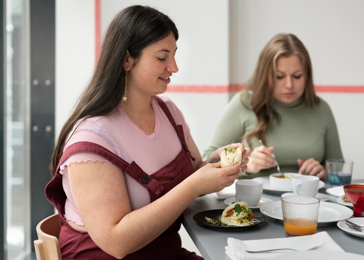 Foto grátis amigas plus size passando um tempo juntas em um restaurante