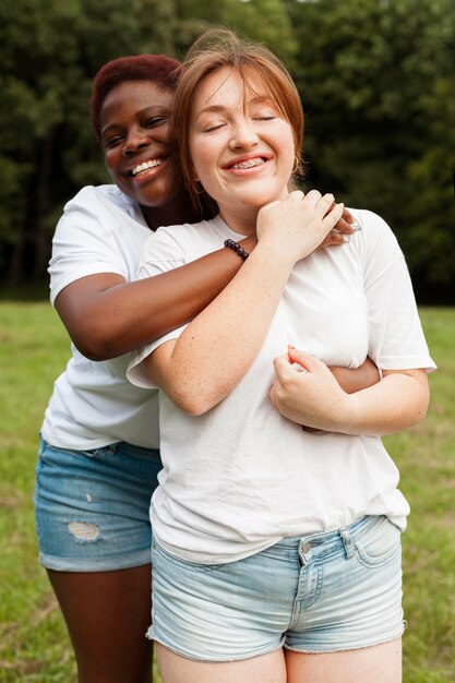 Amigas posando juntas ao ar livre