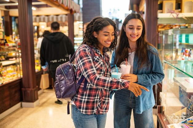 Foto grátis amigas saindo juntas