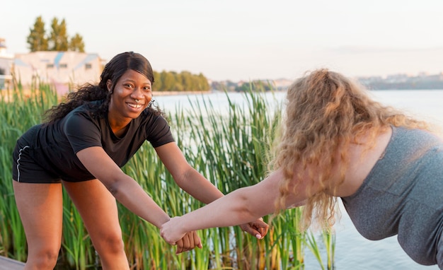 Amigas treinando juntas no lago